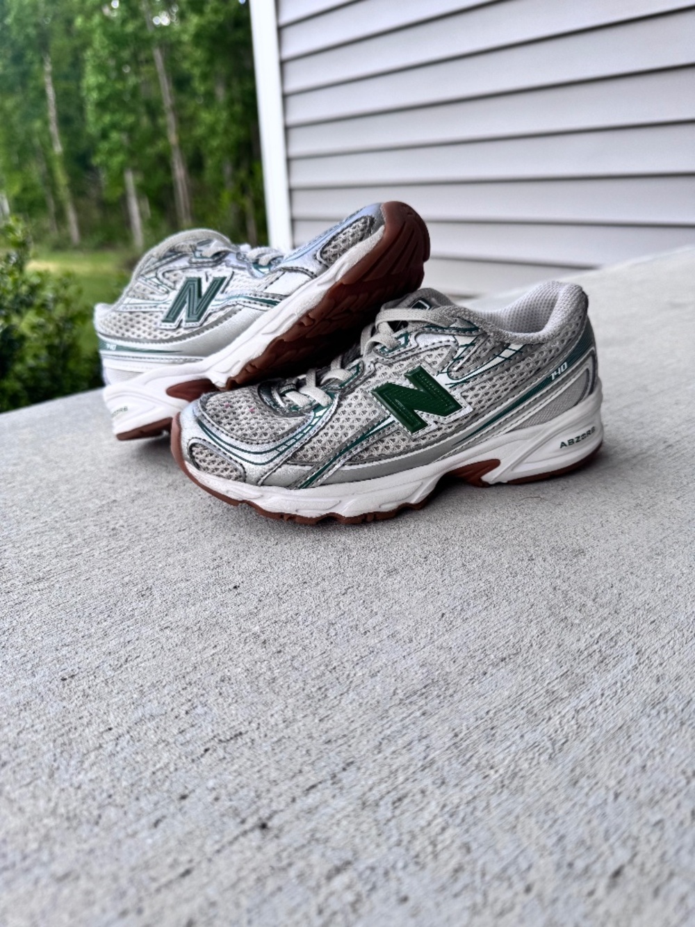 New Balance 740 Green and White Colorway Size 12.5 (Little Boy)